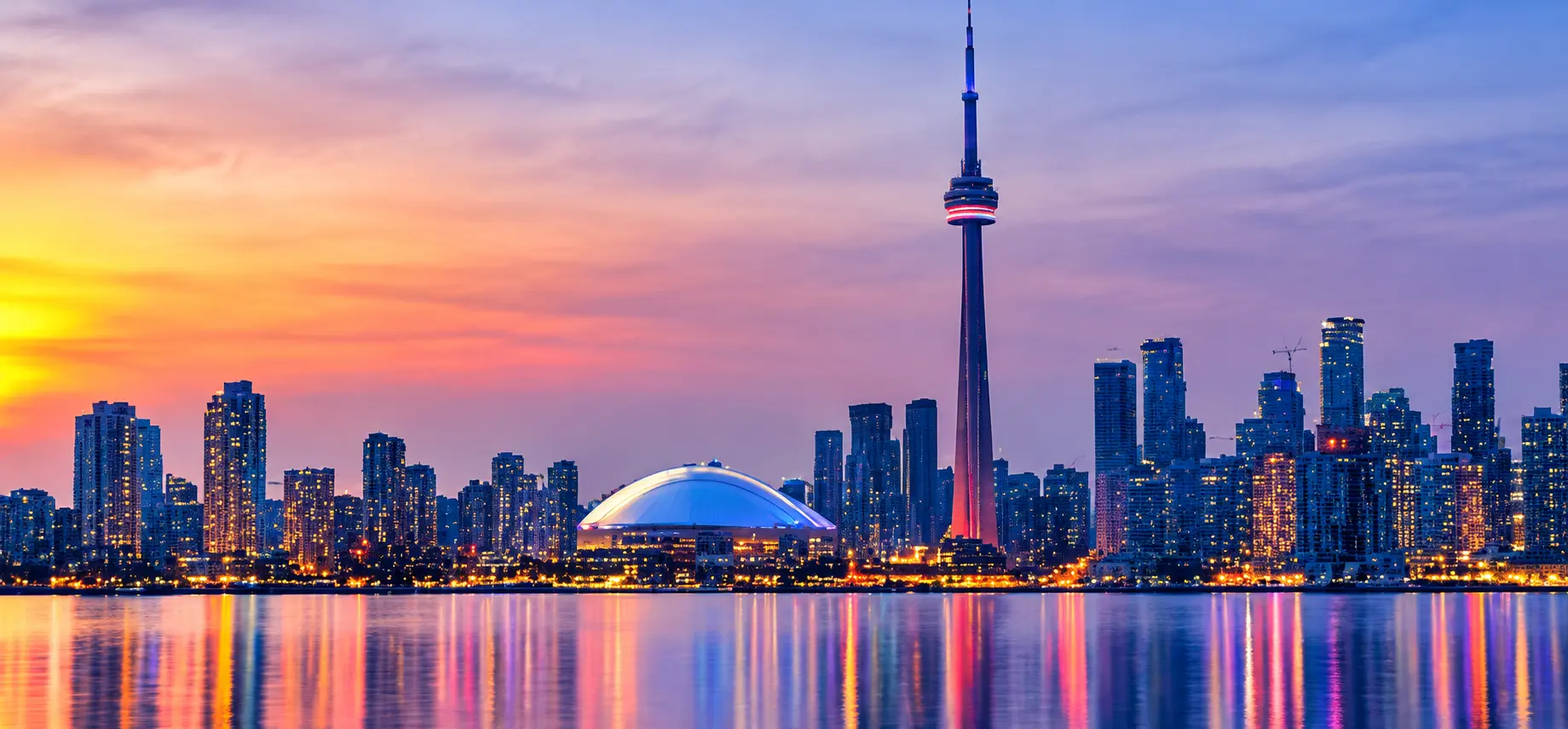 Vue panoramique de Toronto avec la Tour CN pour illustrer les services d’immigration économique au Canada